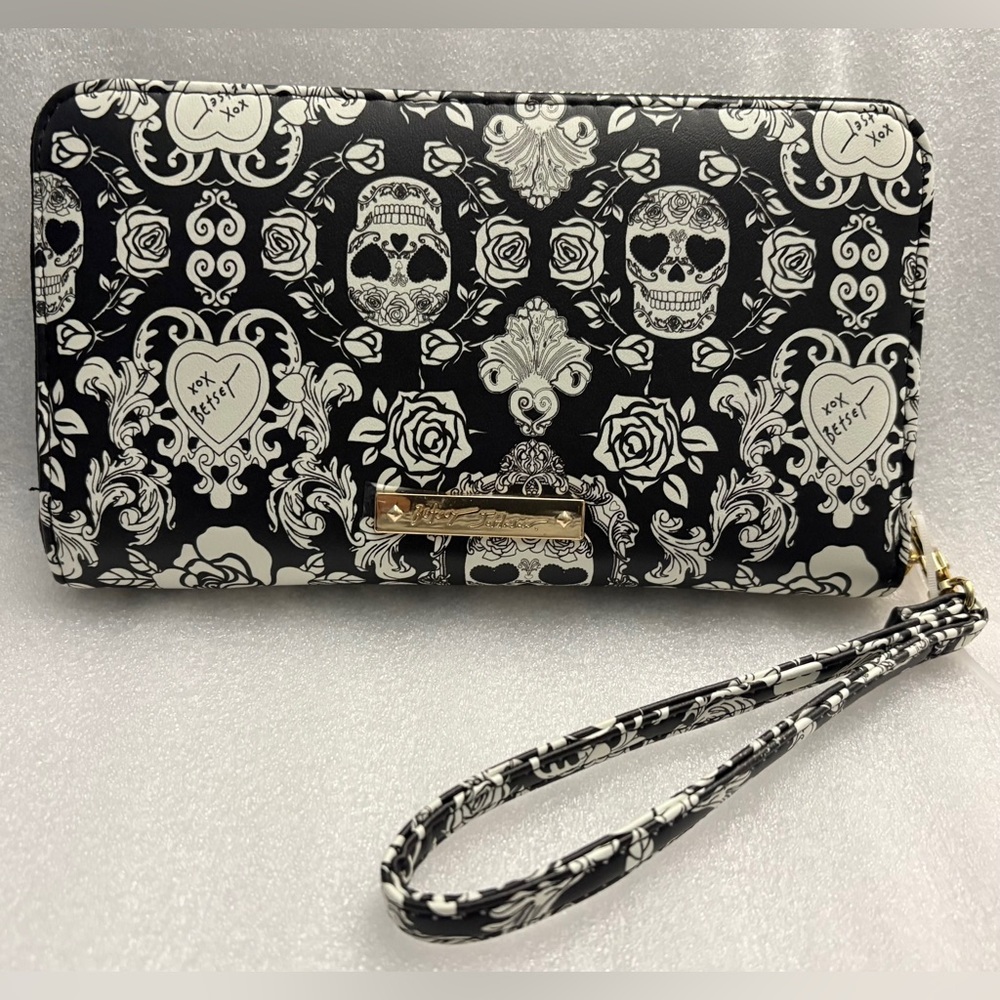 Betsey Johnson NWT Skull Rose Zip-Around Wristlet Wallet Black White - Picture 2 of 13